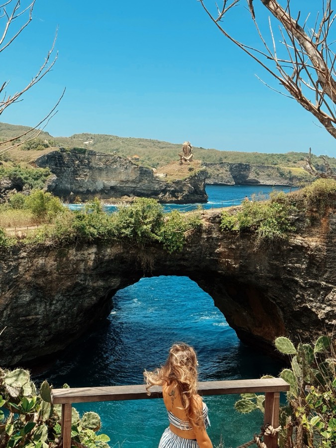 Arco natural de pedra sobre o mar