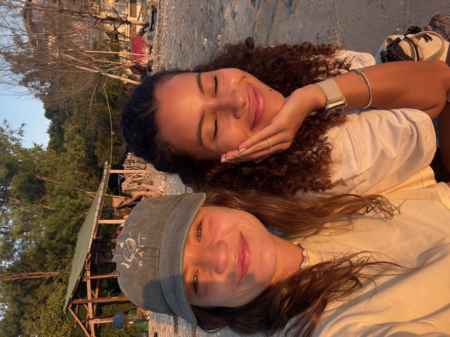 Gio e uma amiga na praia de Gili Trawangan