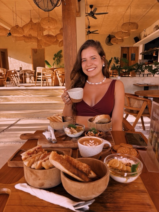 Café da manhã servido numa mesa em Gili Trawangan