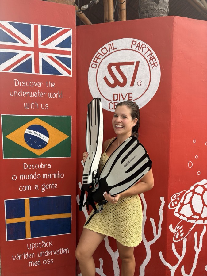 Parede da escola de mergulho com bandeiras dos instrutores
