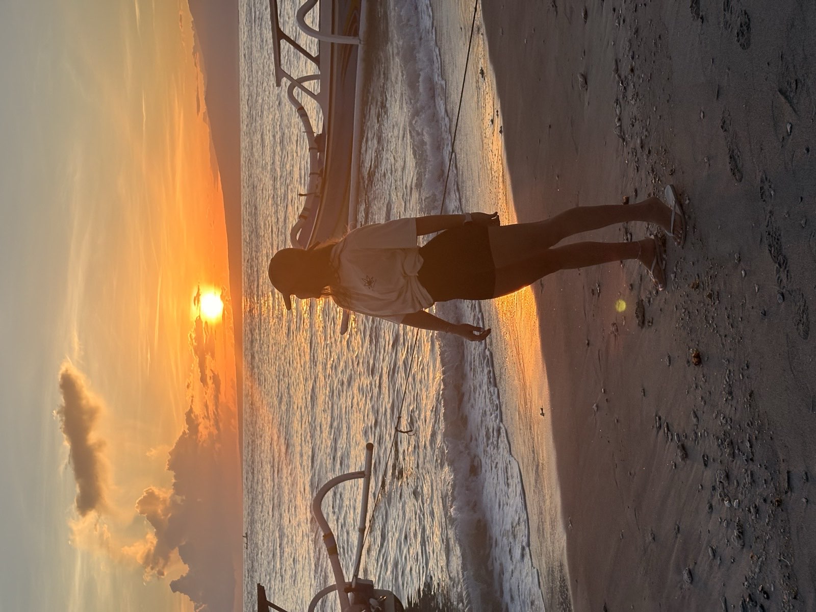 Nascer do sol na praia de Gili Trawangan, com barco na silhueta