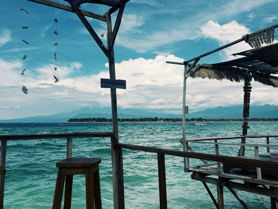 Píer de madeira sobre água turquesa em Gili Trawangan