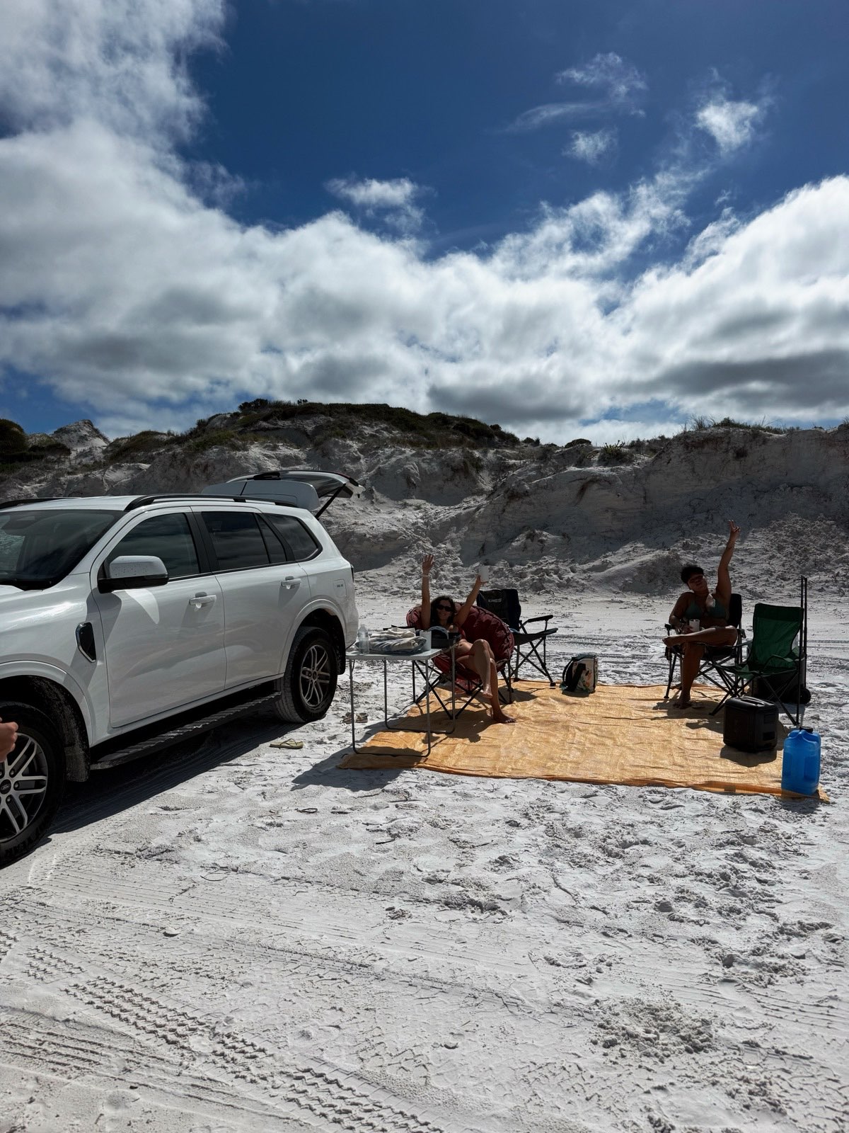 Carro estacionado na areia
