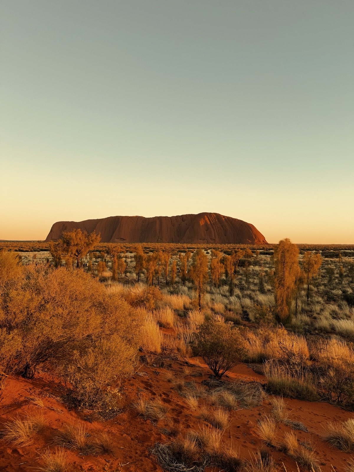 Formação rochosa no deserto australiano ao pôr do sol
