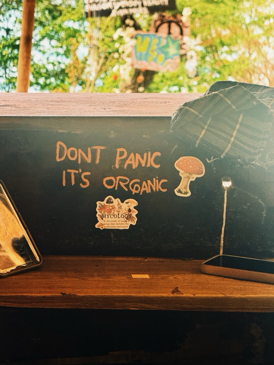 Placa escrita à mão com a frase Don't panic it's organic