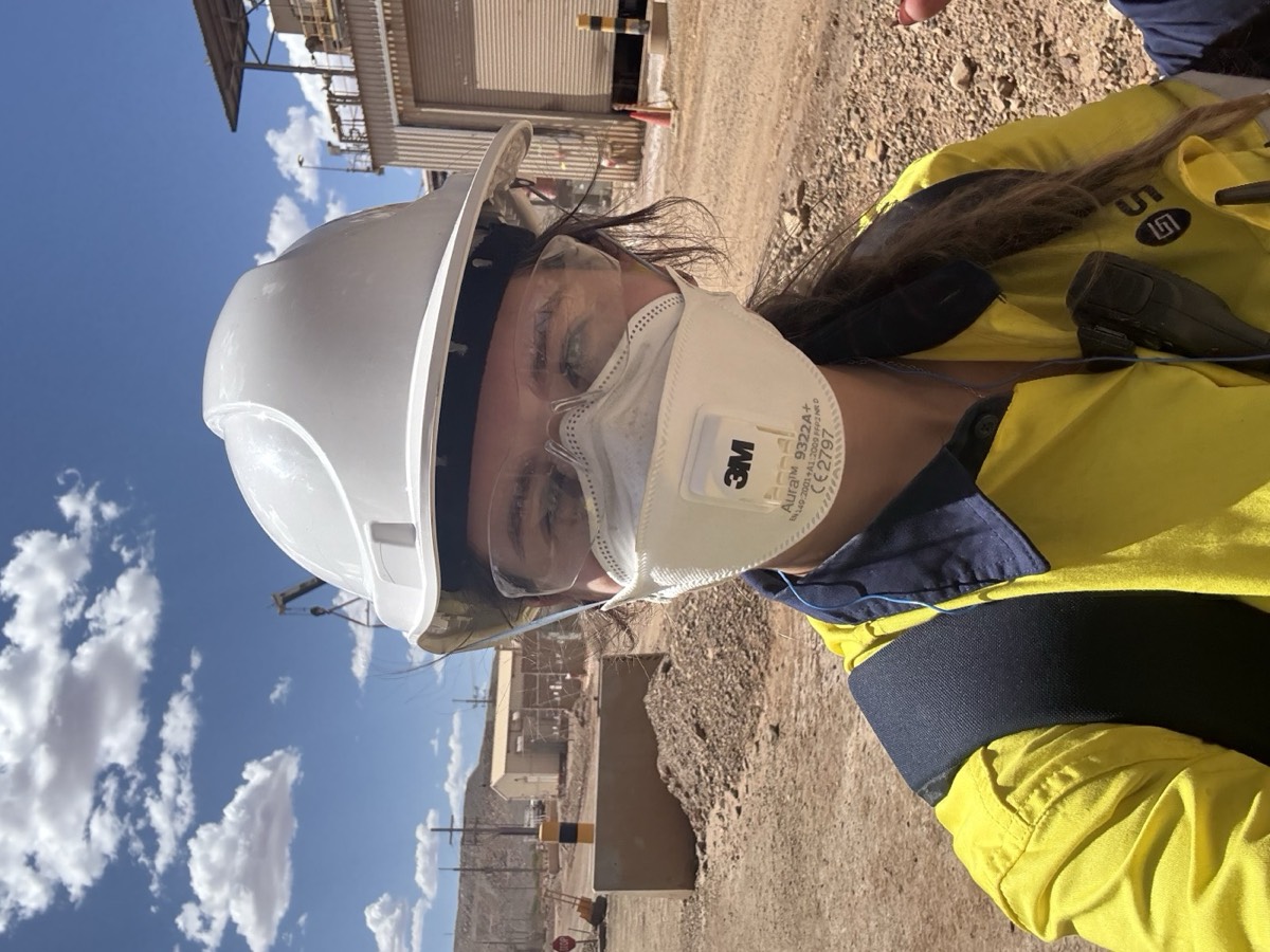 Gio de capacete e uniforme de mineração no site da mina