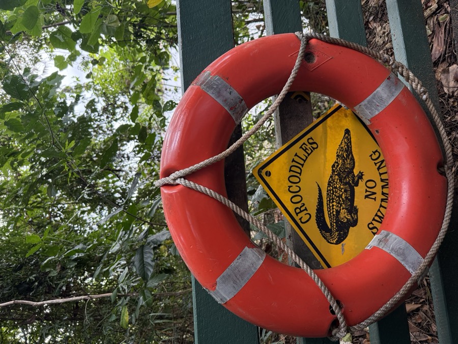 Placa de alerta de crocodilo no parque em Daintree