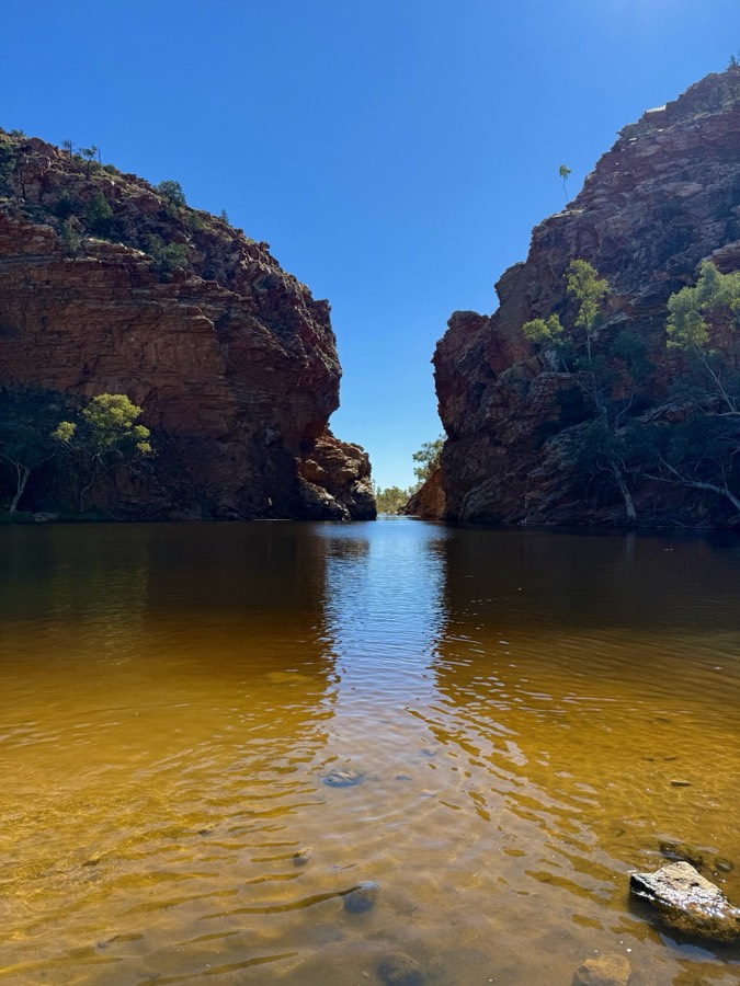 Desfiladeiro com poço de água no centro da Austrália