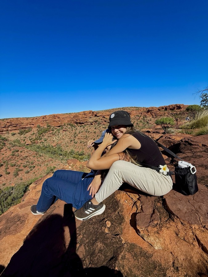 Descanso numa pedra vermelha no alto do Kings Canyon