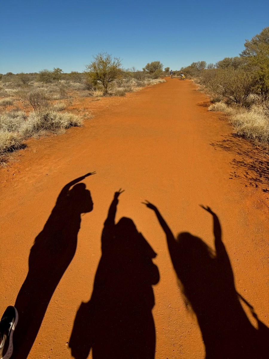 Duna vermelha do deserto australiano ao entardecer