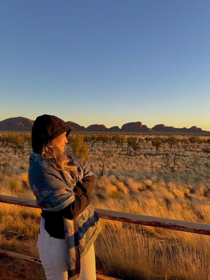 Nascer do sol com as cúpulas de Kata Tjuta ao fundo