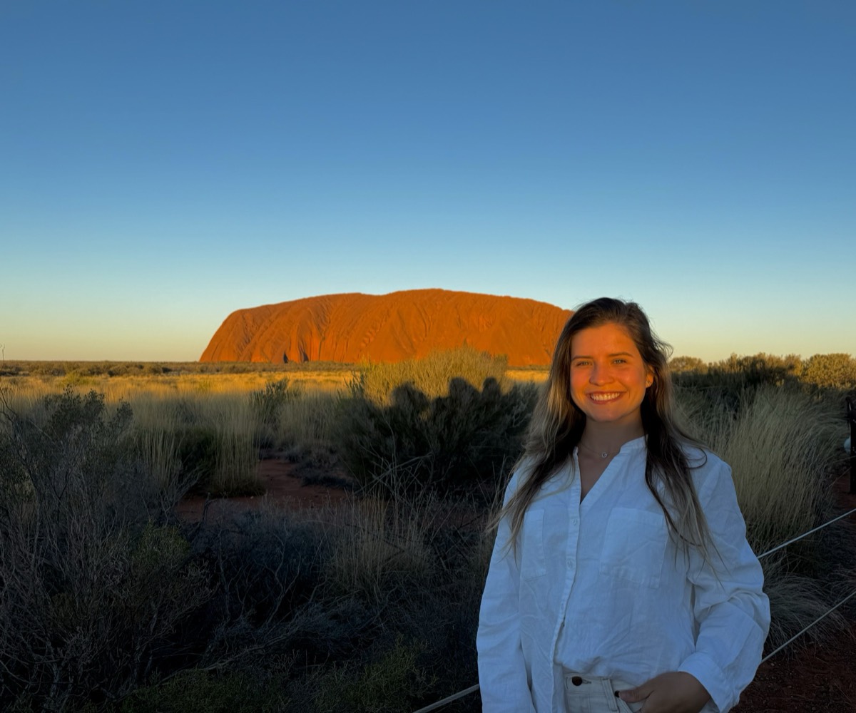 Uluru iluminado de laranja no pôr do sol