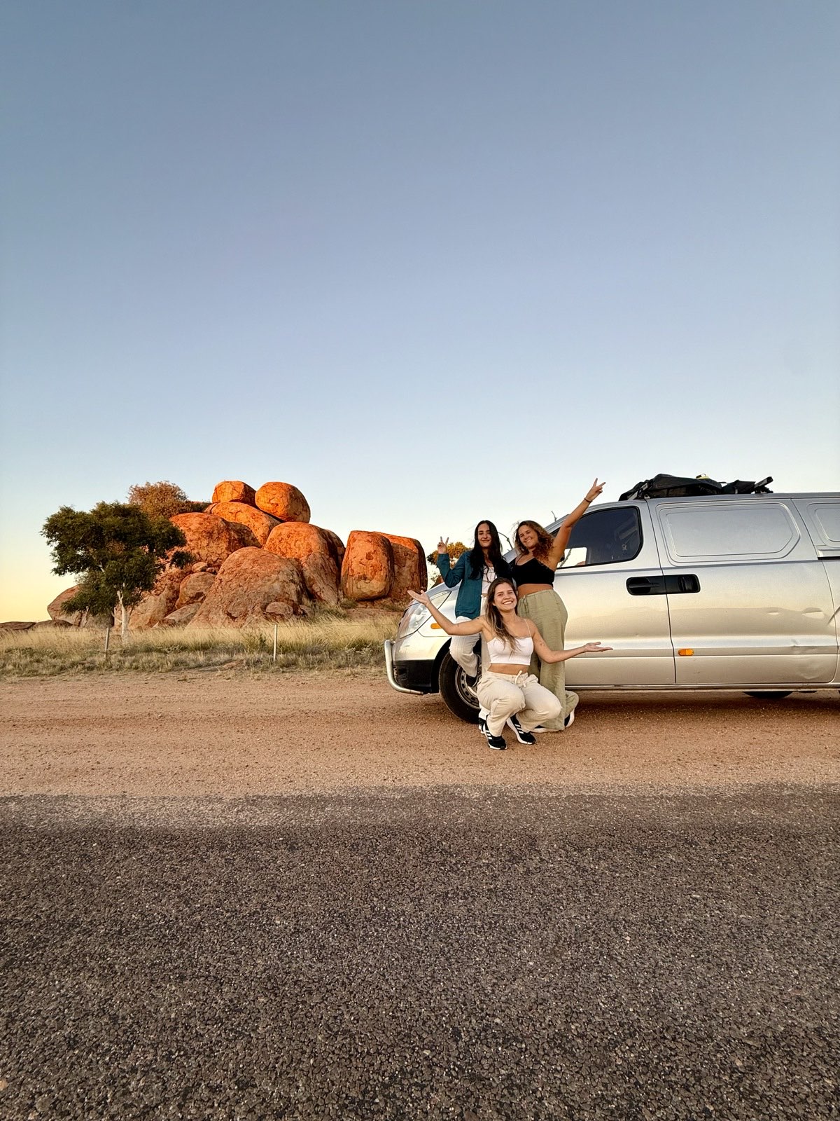 A van da roadtrip parada no deserto australiano