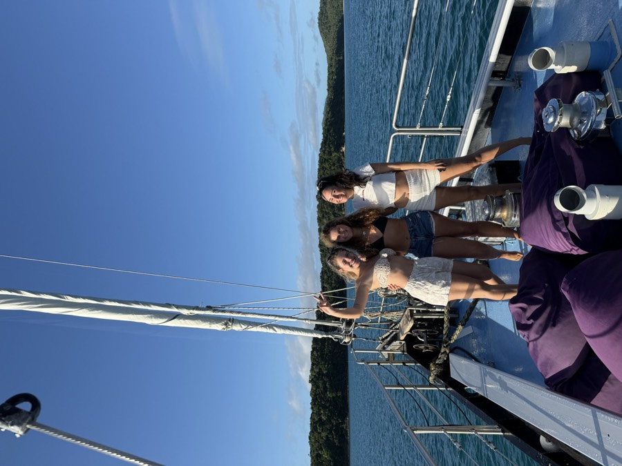 O grupo a bordo do veleiro nas Whitsundays