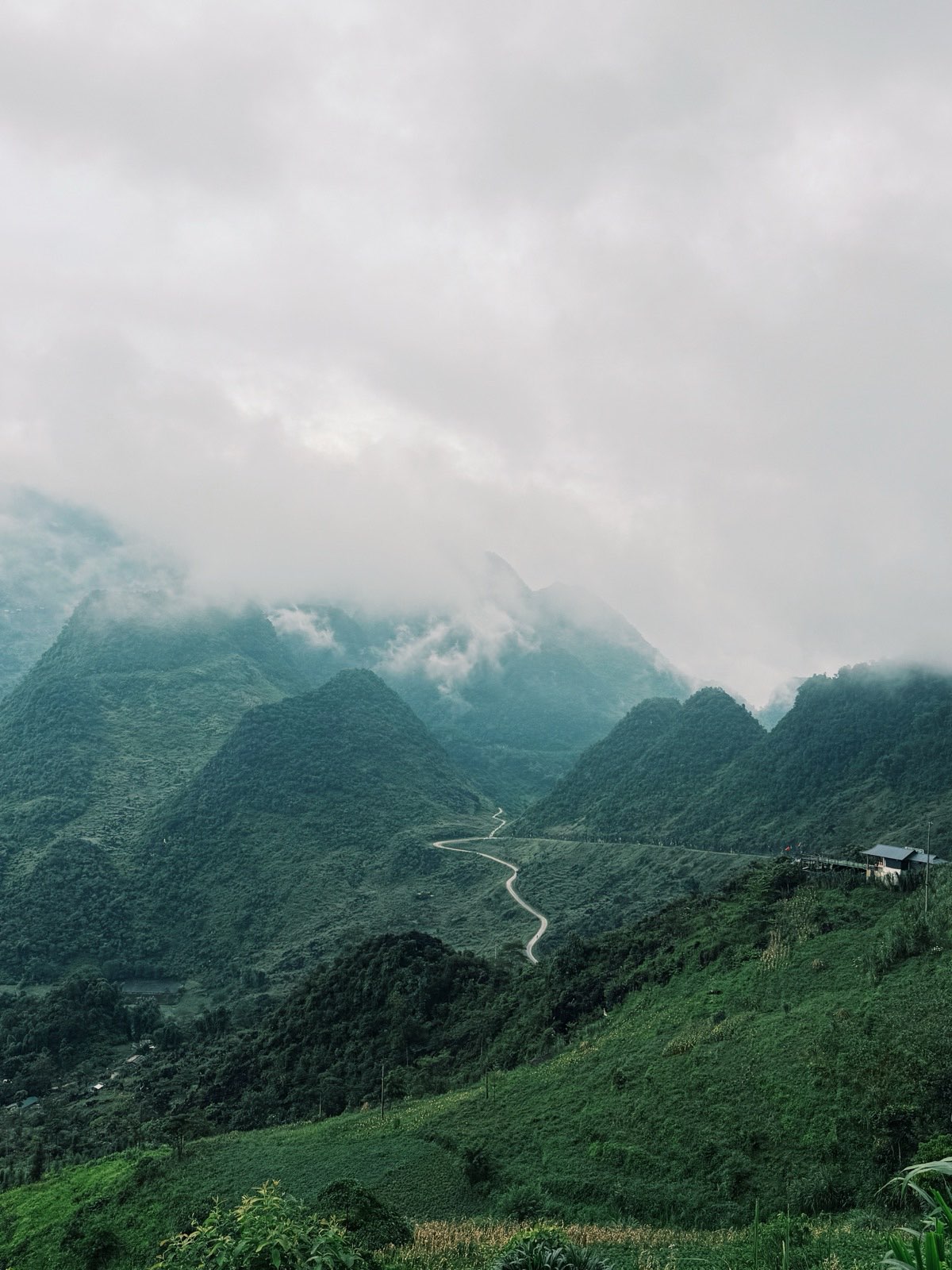 Montanhas do norte do Vietnã cobertas de neblina, vistas do Ha Giang Loop