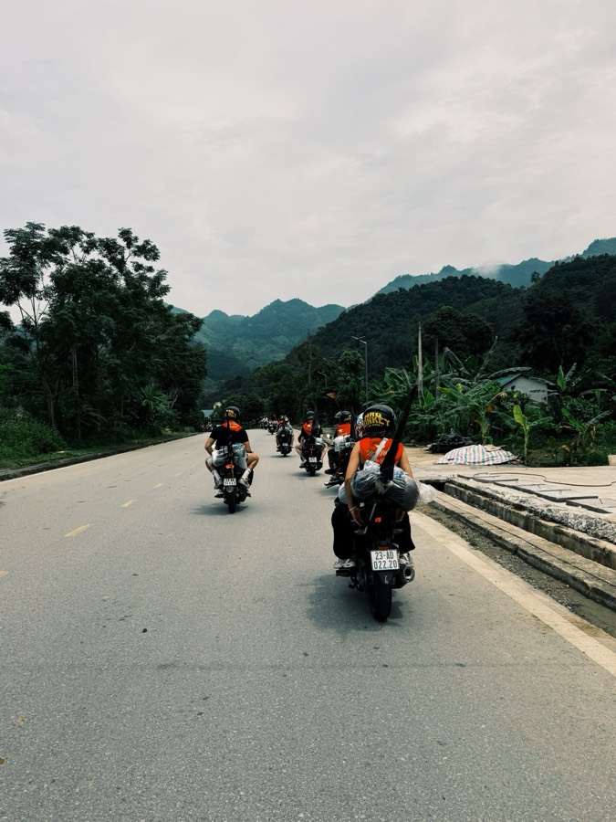 Grupo de motos atravessando as montanhas do Ha Giang Loop