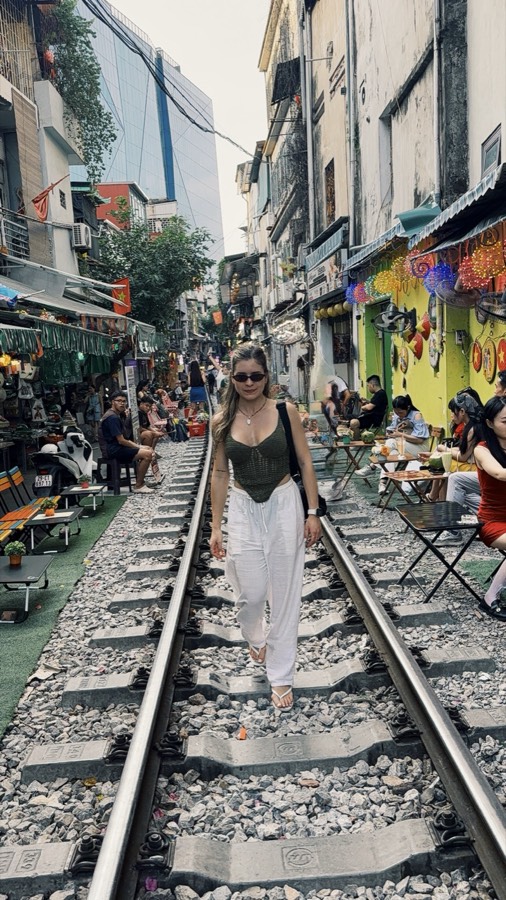 Train Street em Hanói, com cafés dos dois lados dos trilhos